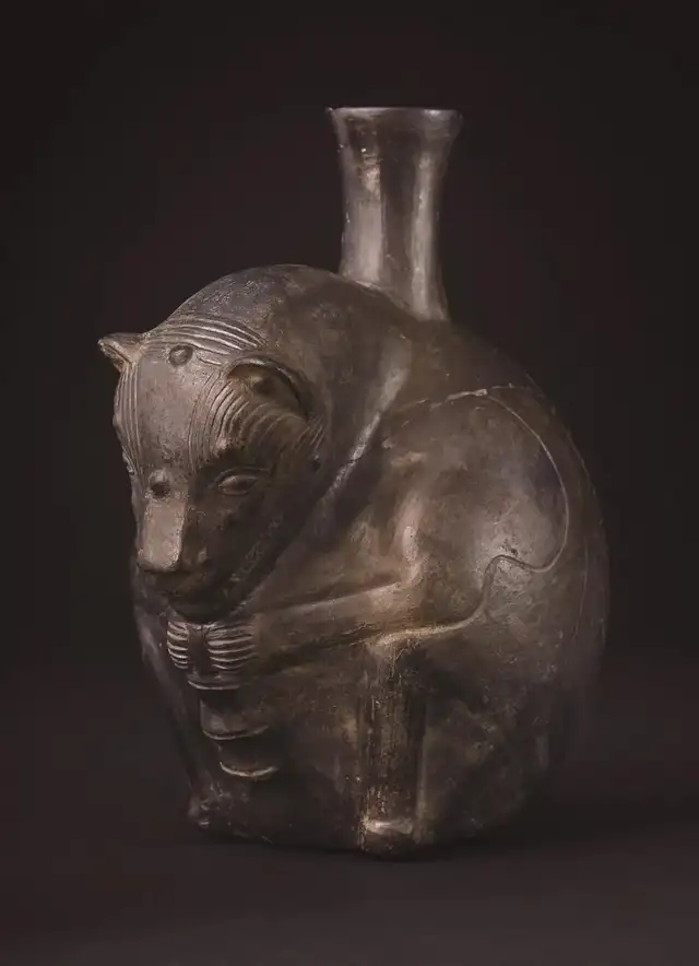 Vasija antropomórfica que representa a un perro peruano sin pelo, procedente del mausoleo de la élite en Castillo de Huarmey. Foto: Miłosz Giersz