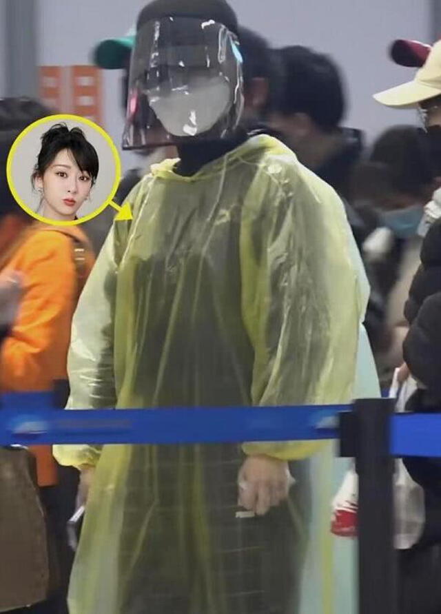 Yang Zi apareció en el aeropuerto Ningbo, en China, con un atuendo que incluía mascarilla, visera, impermeable y guantes desechables. 9 de marzo, 2020.