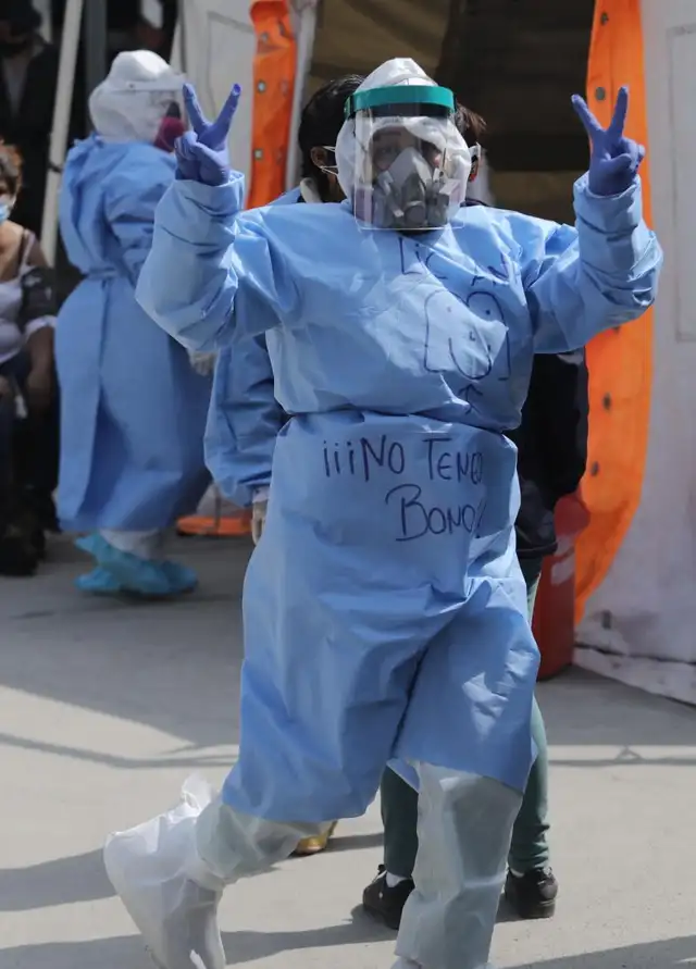 Enfermera sigue laborando en hospital de San Juan de Lurigancho a pesar de que no le pagaron bono. Créditos: Jorge Cerdán / La República.
