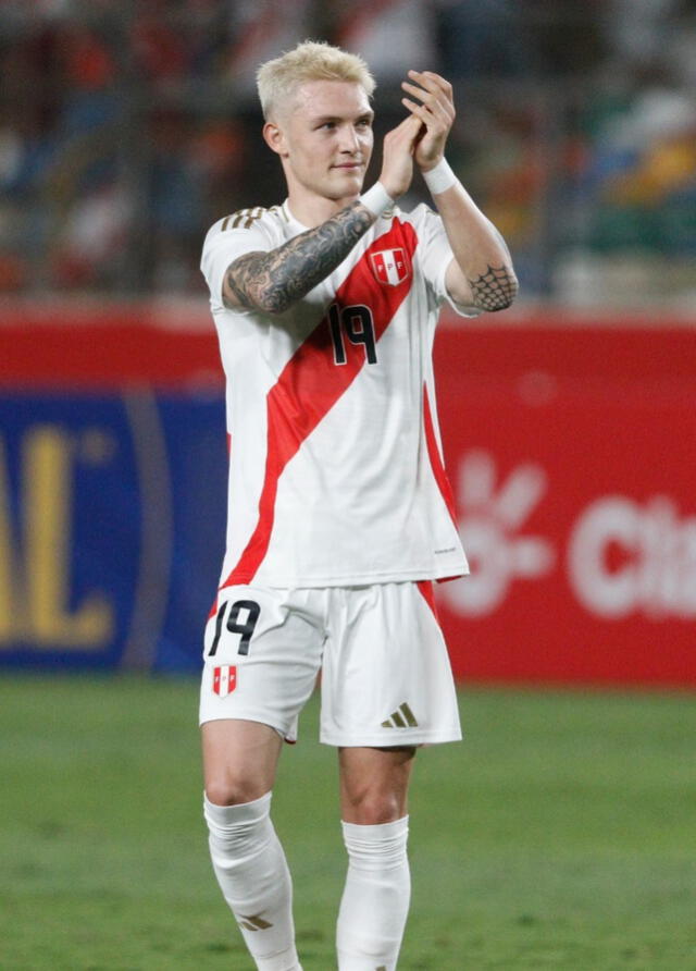 Oliver Sonne debutó con la selección peruana en un partido ante Argentina por Eliminatorias. Foto: Luis Jiménez/X   