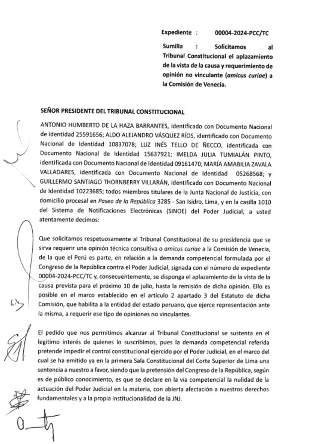 El documento lleva la firma de los consejeros Antonio De la Haza, Aldo Vásquez Ríos, Inés Tello de Ñecco, Imelda Tumialán, María Zavala y Guillermo Thornberry.    