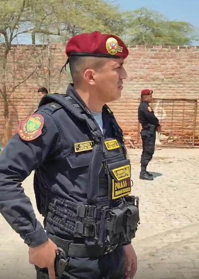 Policías llegaron a la zona para realizar el operativo para incautar el contrabando. Foto: Almendra Ruesta - LR   