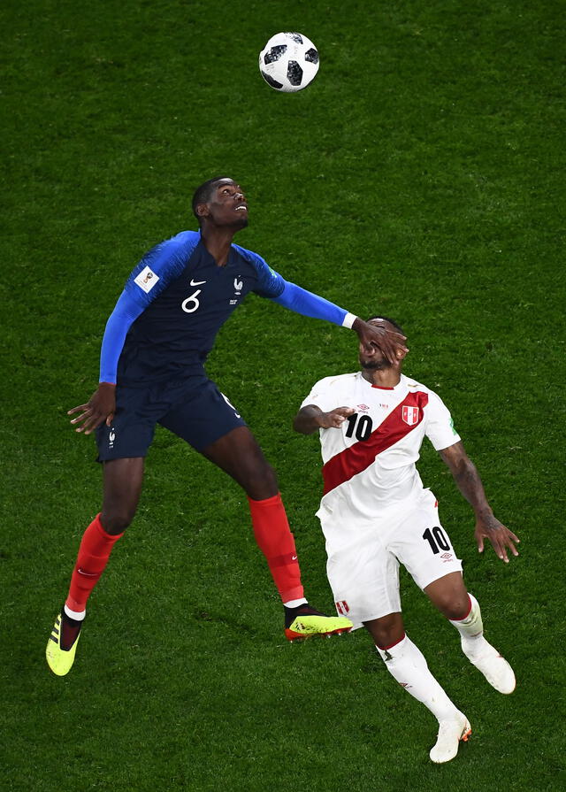 Farfán y Pogba luchando por el balón durante el partido Perú vs. Francia en Rusia 2018. Foto: AFP Farfán y Pogba luchando por el balón durante el partido Perú vs. Francia en Rusia 2018. Foto: AFP