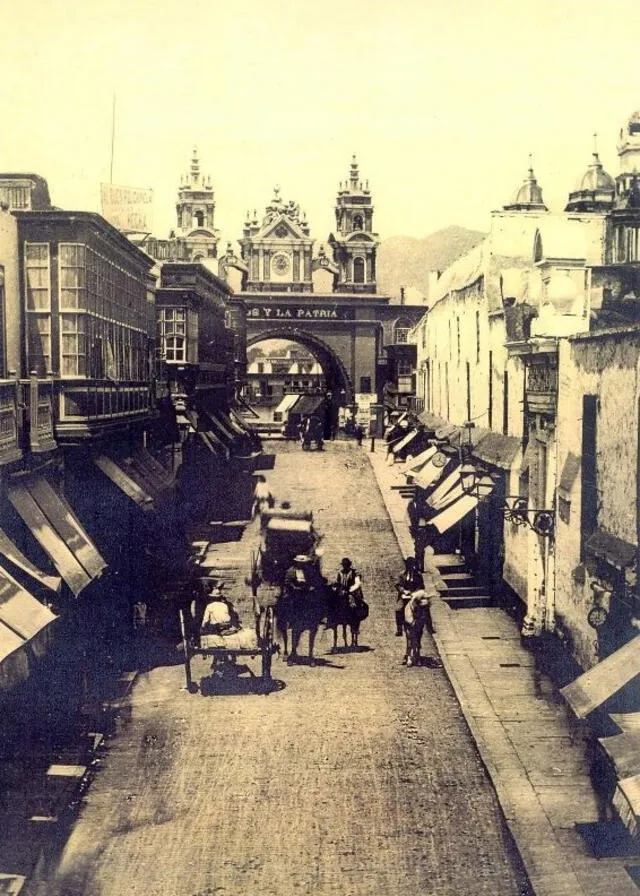  La calle de Fierro Viejo, hoy primera cuadra de Jirón de la Unión, albergaba varios comercios que se extendían hasta las bases del Arco del Puente de Piedra. Foto: CampUCSS.   