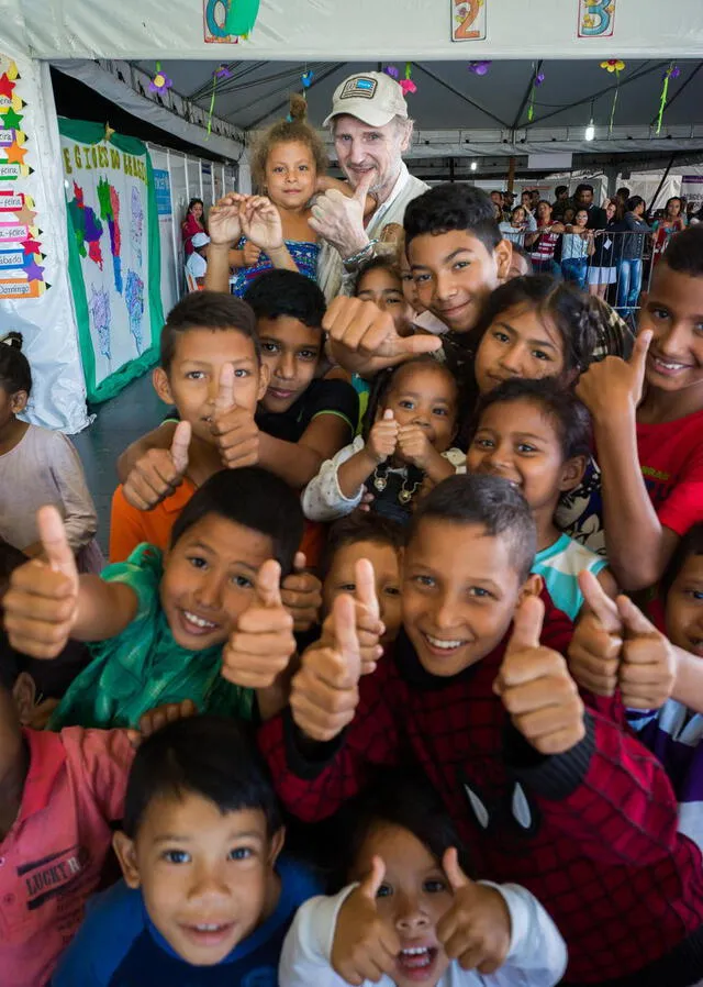 Liam Neeson visitó a refugiados venezolanos en Brasil como embajador de Unicef.