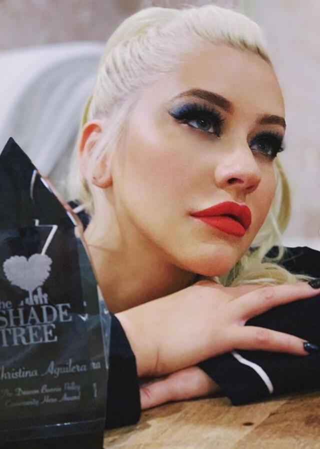 Christina Aguilera con el 'Community Hero Award'