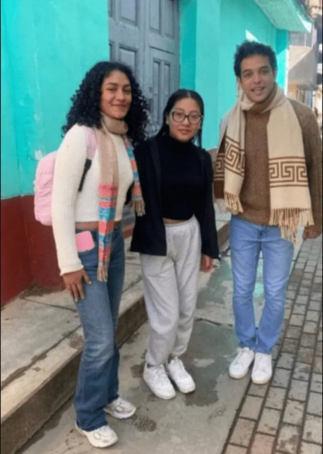 Guadalupe Farfán (July) y Franco Pennano (Cristobal) con una seguidora en Recuay. Foto: Twitter/Mily Crisly   