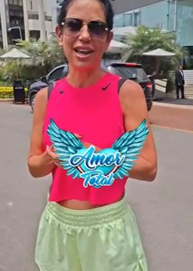  Cristian Castro llegó a Lima con su pareja. Foto: Facebook Amor Total FC   