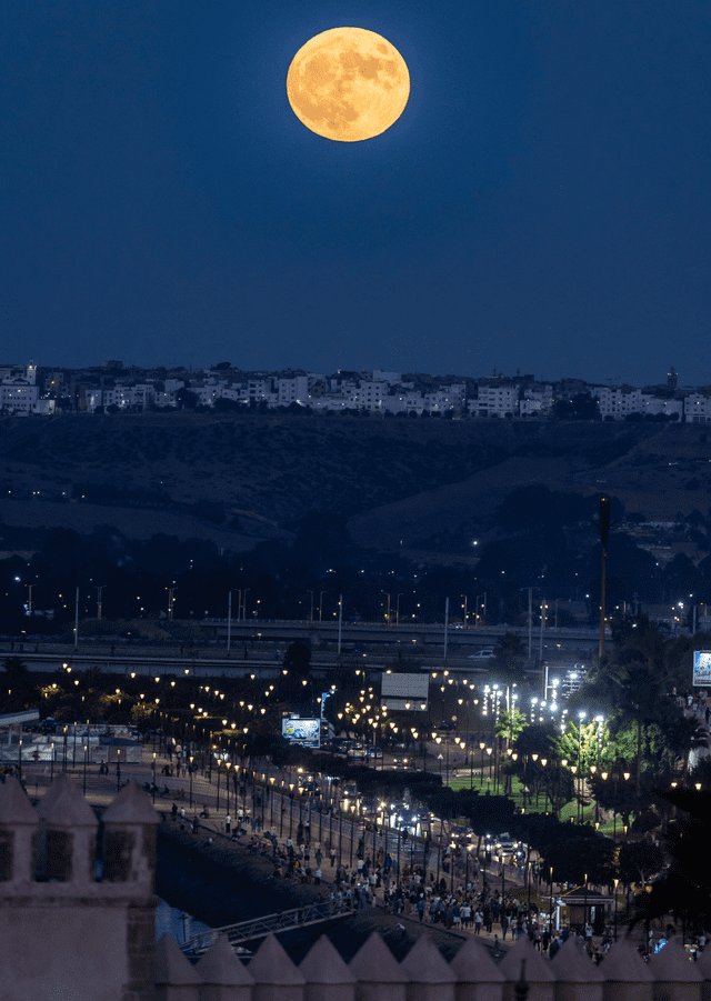  La superluna azul sobre la ciudad de Rabat, en Marruecos. Foto: AFP   