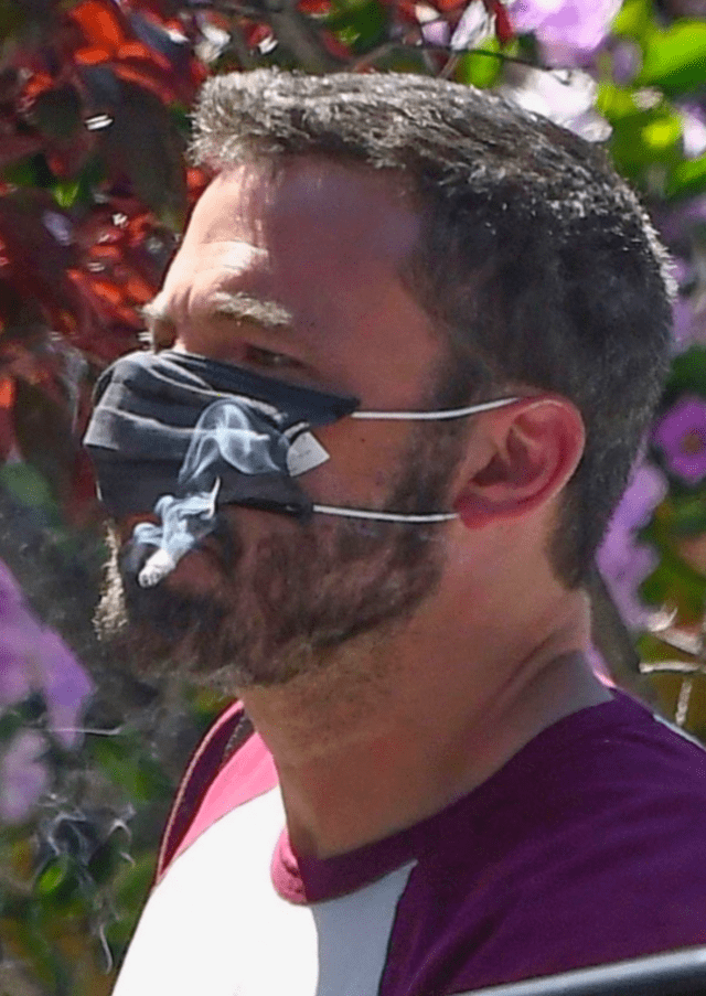 Ben Affleck fumando en Los Ángeles (Foto: Twitter)
