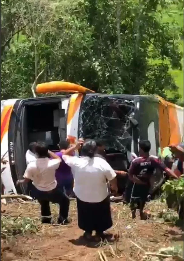 El bus interprovincial de MovilBus trasladaba a la promoción del colegio San Jacinto de Vice, con 58 pasajeros a bordo. Foto: difusión.   