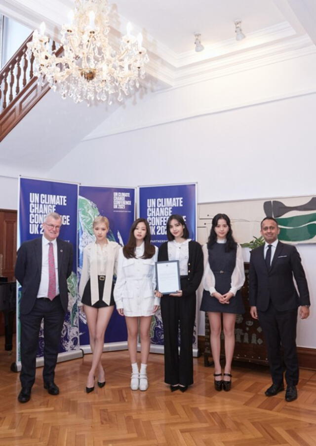 Entrega del diploma a BLACKPINK como embajadoras de la COP 26. Foto: YG