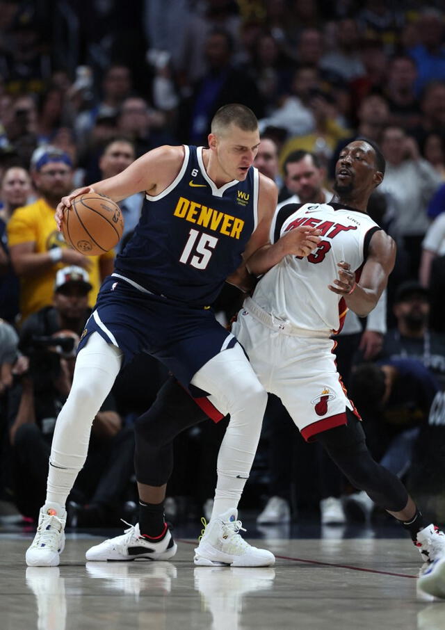 Nikola Jokić se está convirtiendo en el MVP de las finales de NBA 2023. Foto: AFP   