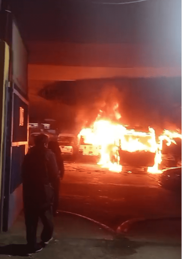 Vecinos intentaron calmar el fuego, pero este se propagó rapidamente por todas las unidades de transporte. Foto: Kevinn García / LR   