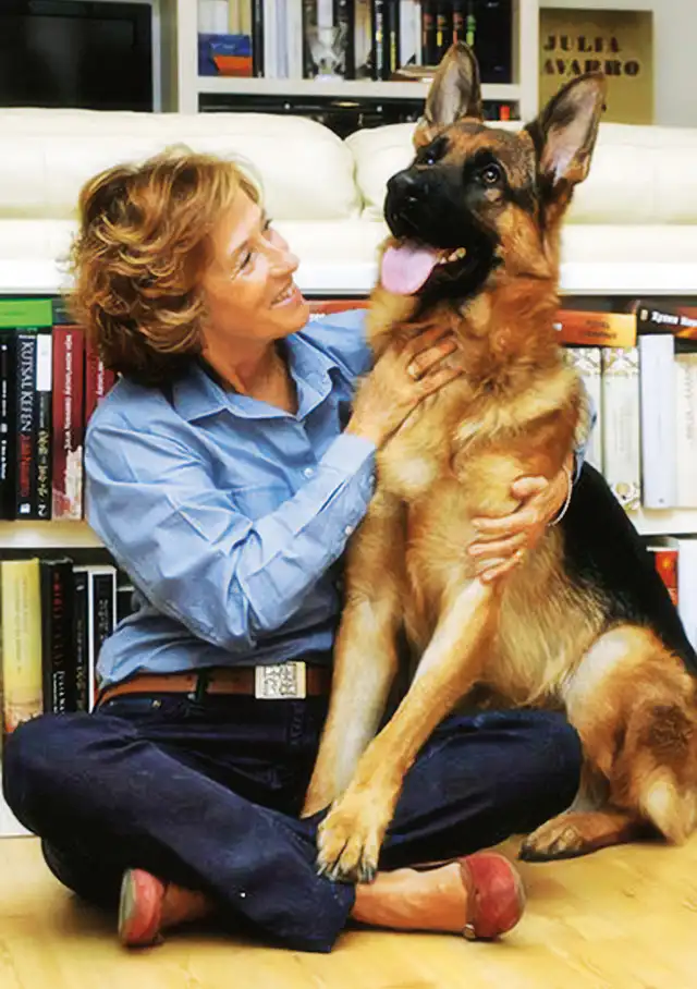 Julia Navarro y Argos. Foto: Difusión. Julia Navarro y Argos. Foto: Difusión.