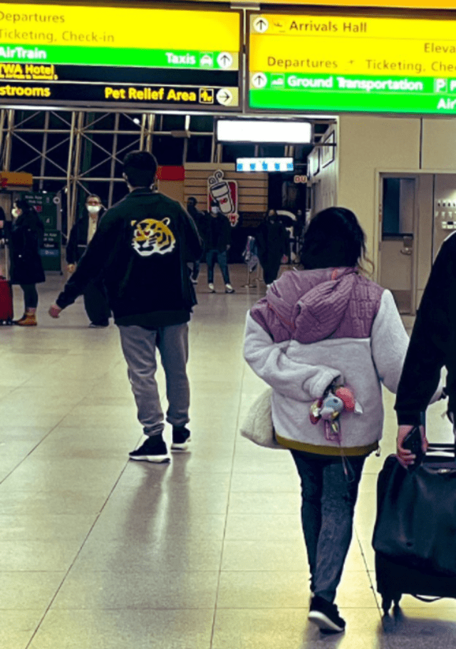 ARMY escondió su mercancía de BTS al encontrarse con Namjoon en el aeropuerto de Nueva York. Foto: perfectlylonely