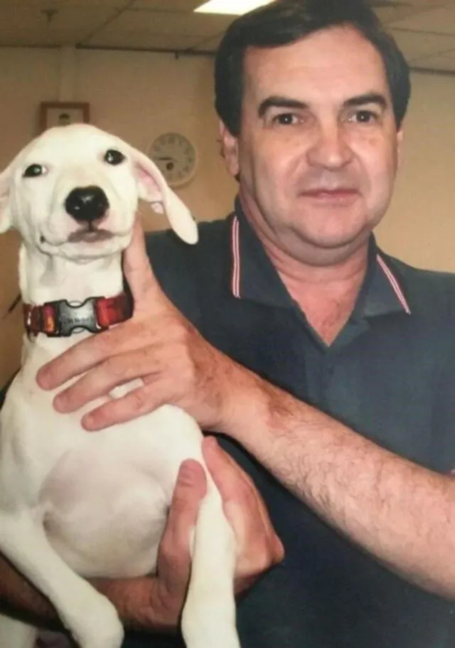 Geoff Gallagher y su perra. Foto: Clarín