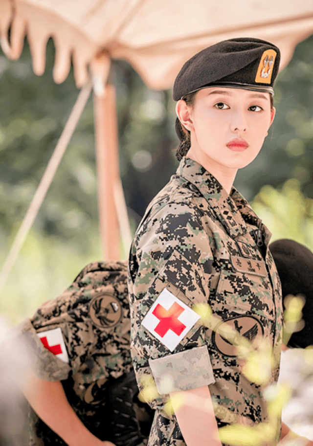 KIm Ji Won en el drama Descendants of the sun. Foto: KBS