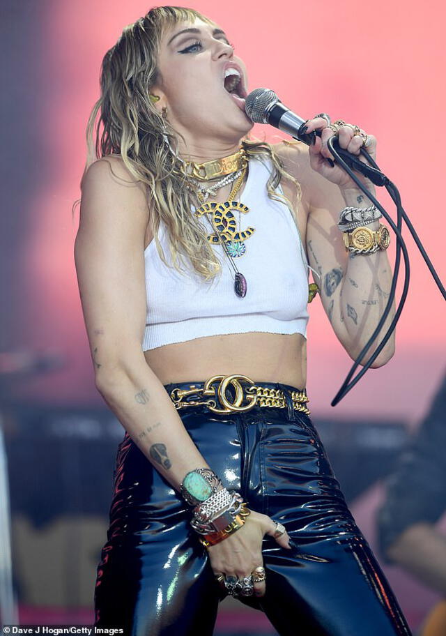 Miley Cyrus causa polémica por dar concierto erótico junto a su progenitor [VIDEO]