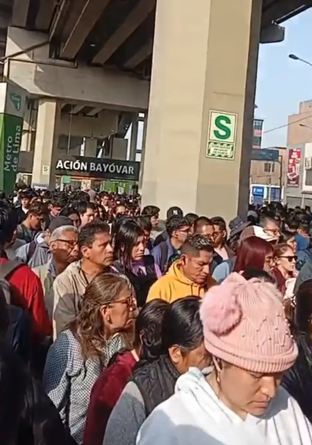 Largas colas formadas en los exteriores de la estación Bayovar. Foto: Difusión Largas colas formadas en los exteriores de la estación Bayovar. Foto: Difusión