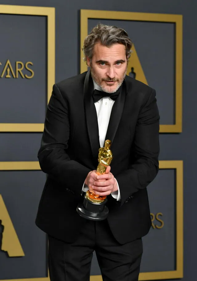 Joaquin Phoenix con su Oscar 2020 a mejor actor. Foto: AFP