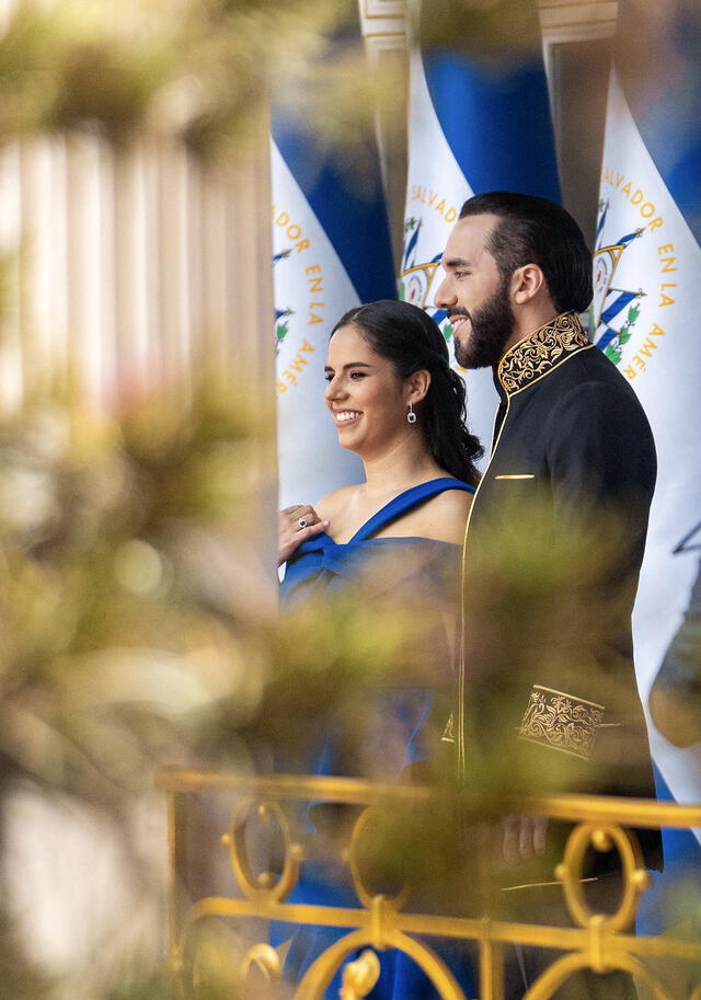  Gabriela Rodríguez de Bukele acompaña a su esposo en la ceremonia. Foto: AFP<br>    