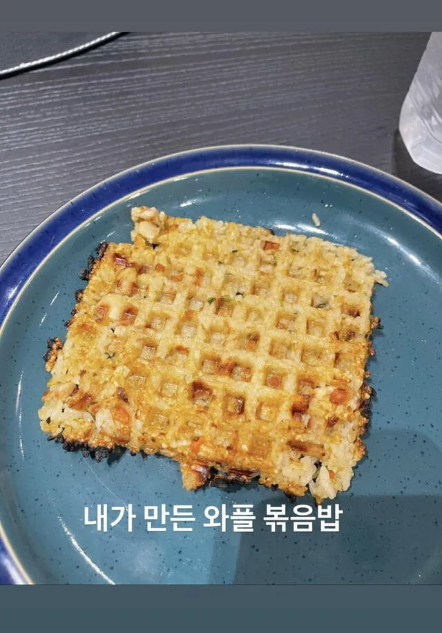 Kai presenta su waffle de arroz con ajo y verduras. Foto: Instagram