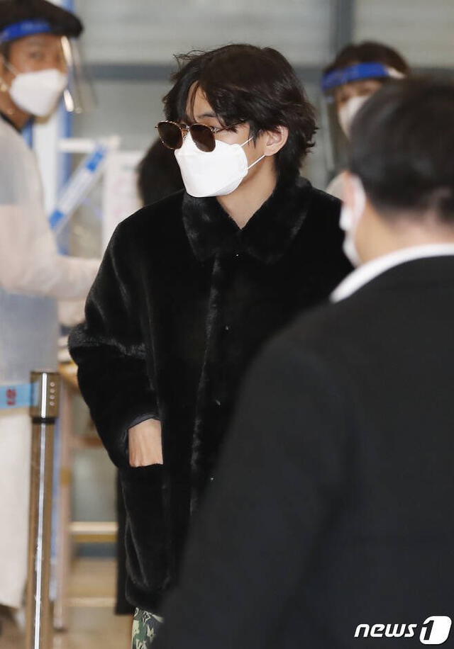 Taehyung de BTS en aeropuerto de Incheon (9/12/21). Foto: News1