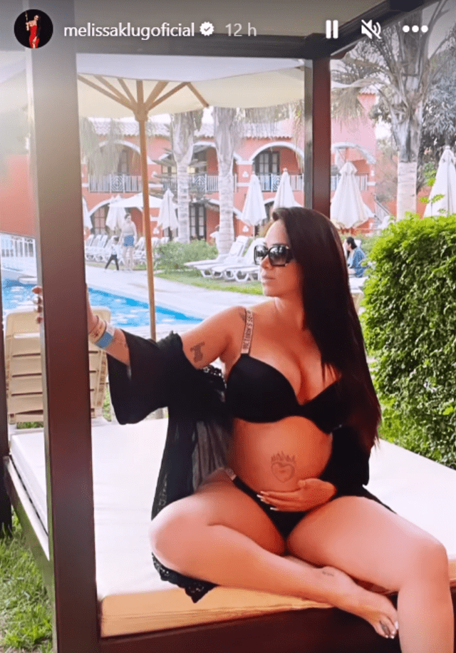 Melissa Klug muestra su pancita de embarazo con un atrevido bikini negro. Foto: Instagram   