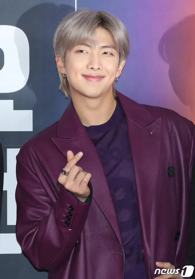 SBS Gayo Daejun 2019: Rap Monster, vestido con un total look violeta de  BERLUTI.