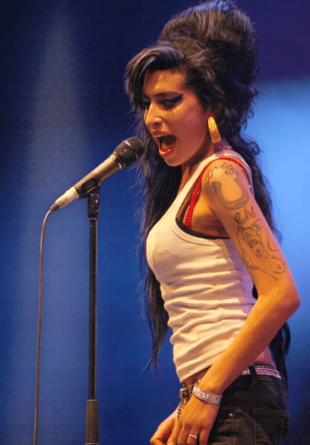 ¿Padre de Amy Winehouse la indujo al mundo  de las drogas?