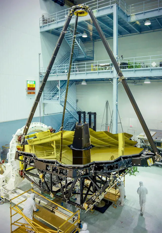 Los espejos del telescopio James Webb. El espejo primario está en la base y el secundario es sostenido por un trípode. Foto: NASA