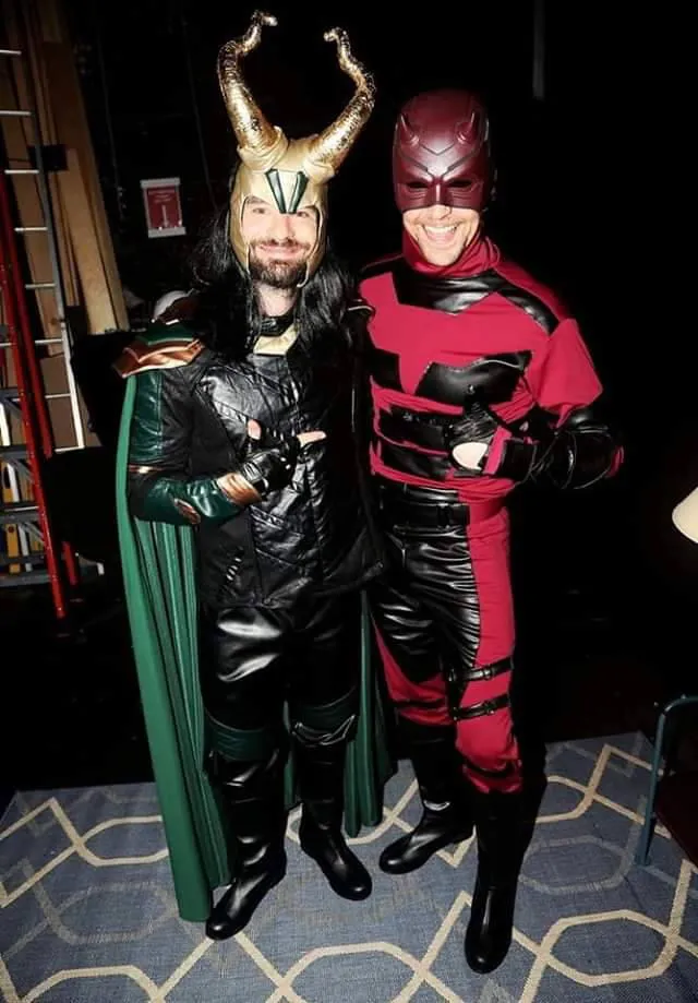 Tom se luce como Daredevil y Charlie, como Loki. Foto: Twitter
