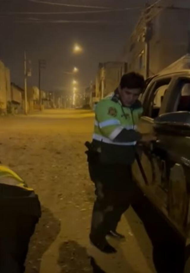 La cuestionada intervención de los efectivos policiales fue captado por el denunciante. Foto: Cristina Gálvez.    