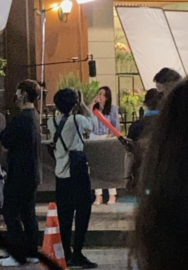 Son Ye Jin filma Thirty-nine fuera de una florería. Foto: vía Twitter