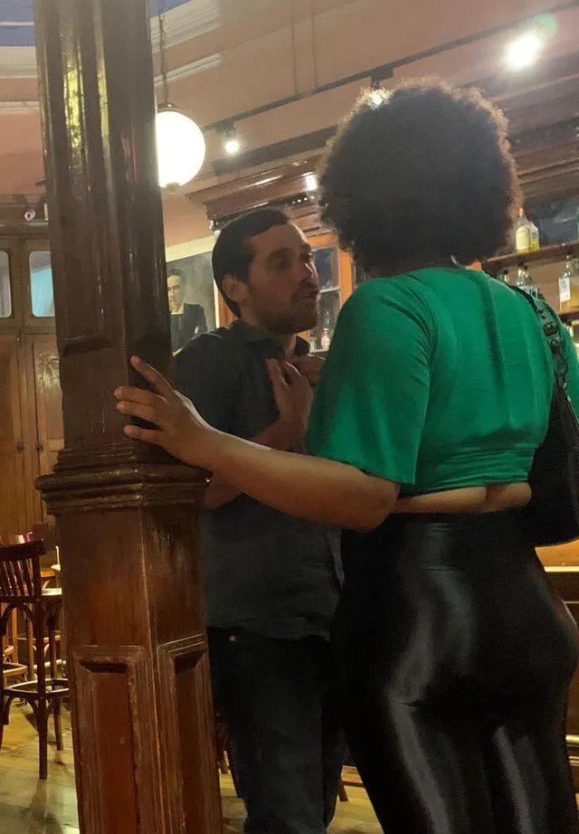 La imagen tomada en 'La Noche de Barranco' muestra a Francisco de Piérola conversando con Javiera Arnillas. Foto: @mariocolan 