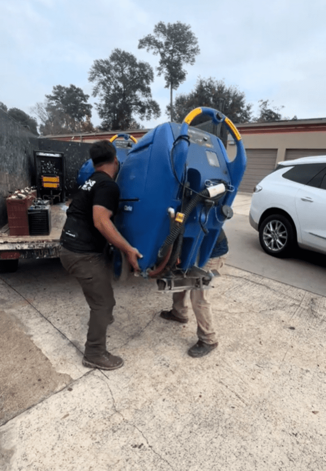 El empresario latino cuenta que es un trabajo sacrificado, pero que, al final, se ven los resultados. Foto: TikTok/Texas Junkers    