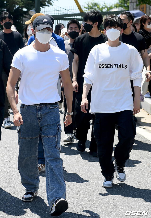 Shownu junto a los miembros de MONSTA X el día de su ingreso al servicio militar. Foto: OSEN