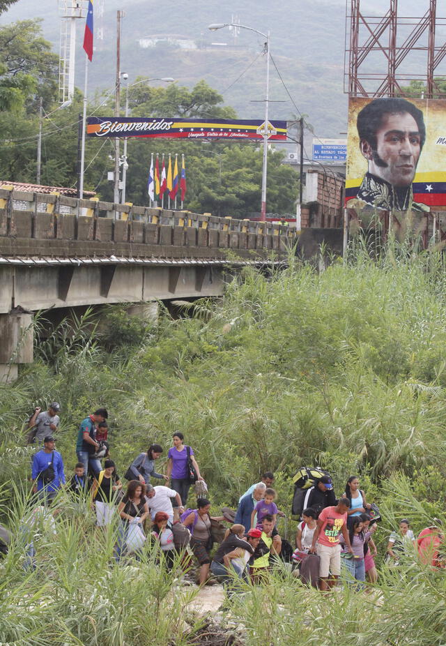 Venezolanos cruzan de San Antonio del Táchira en Venezuela a Cúcuta en Colombia a través de "trochas", senderos ilegales, cerca del puente internacional Simón Bolívar.
