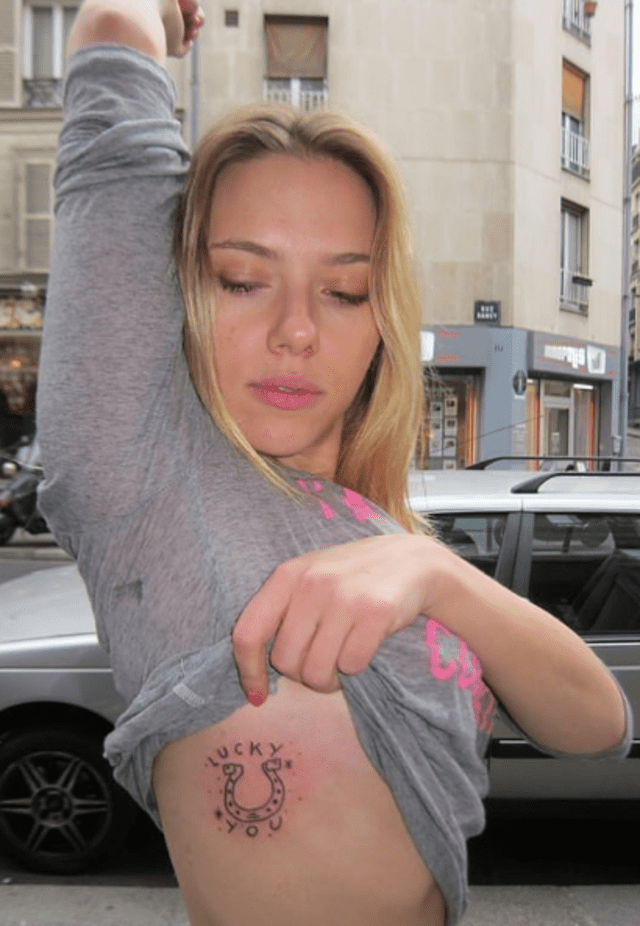 Scarlett Johansson y su tatuaje de herradura.