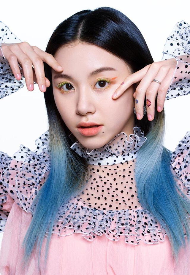 La rapera, vocalista y bailarina de TWICE, Chae Young fotografiada para la edición de mayo 2020 de la revista Allure.