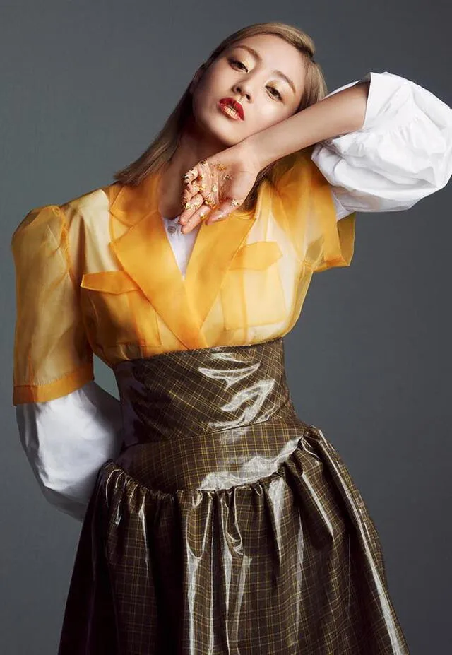 Jihyo de TWICE luce top, blusa y falda de Dew E Dew  . Maquillaje de Estée Lauder. Allure, mayo 2020.