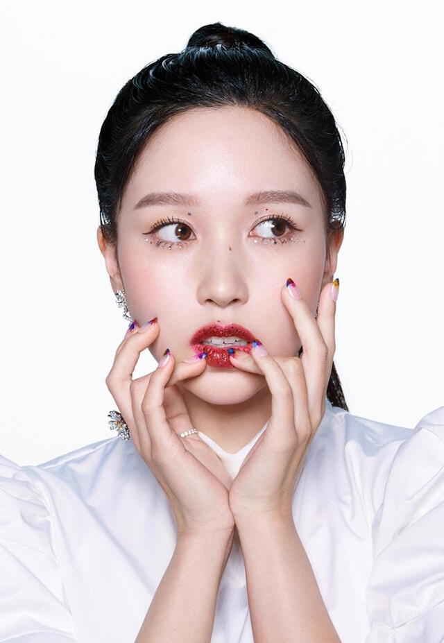 La vocalista y bailarina de TWICE, Mina fotografiada para la edición de mayo de la revista Allure.