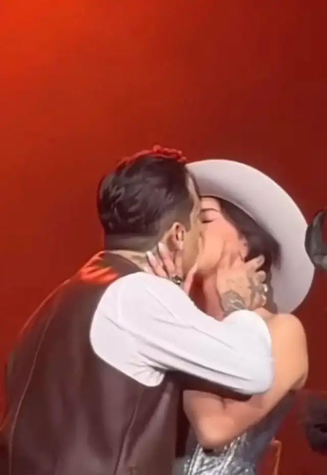 Christian Nodal y Ángela Aguilar aparecen por primera vez como pareja haciendo público su romance en el concierto del Auditorio Nacional. Foto: tiktok nadela   