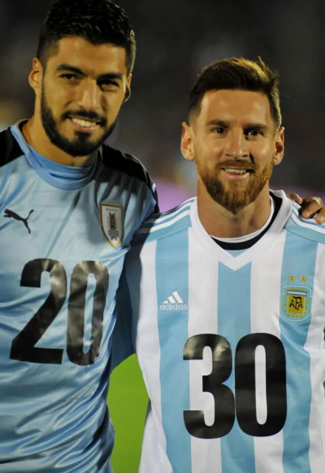 Luis Suárez y Lionel Messi presentaron en el Centenario la intención de Uruguay y Argentina de realizar un Mundial en conjunto. Foto: AFP.