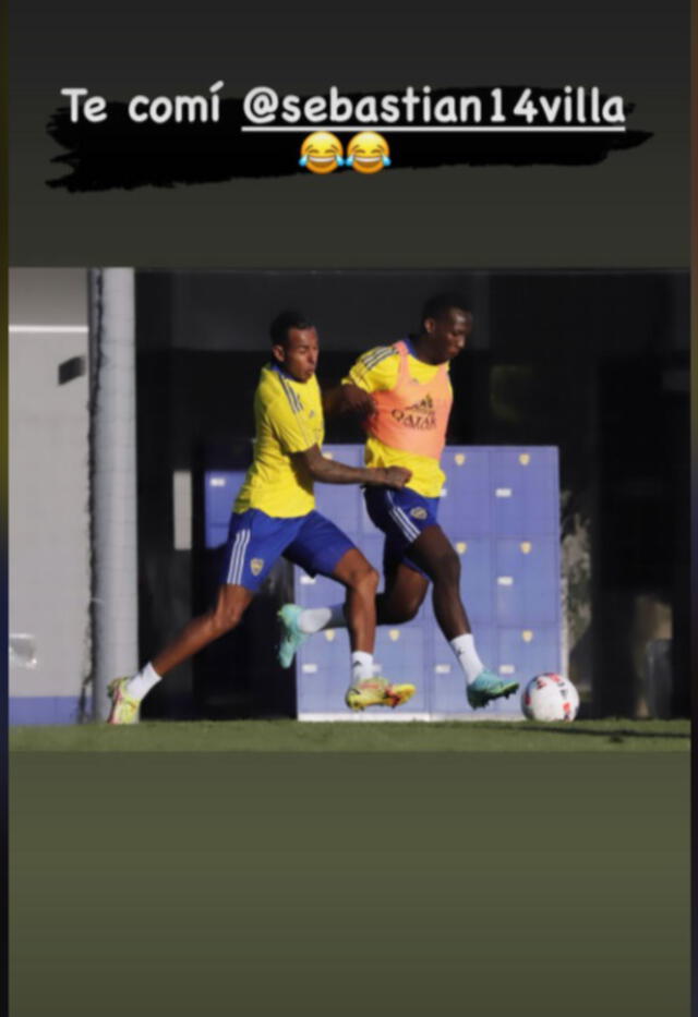 Advíncula bromeó a Sebastián Villa en los entrenamientos de Boca Juniors.