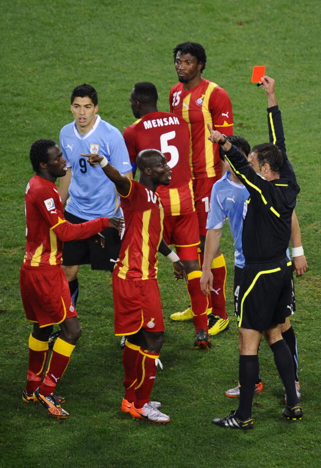 Suárez fue expulsado tras la jugada ante Ghana. Foto: AFP