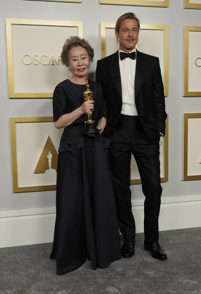 Brad Pitt y Youn Yuh Jung juntos tras el anuncio de Mejor actriz de reparto en los Oscar 2021. Foto: AFP