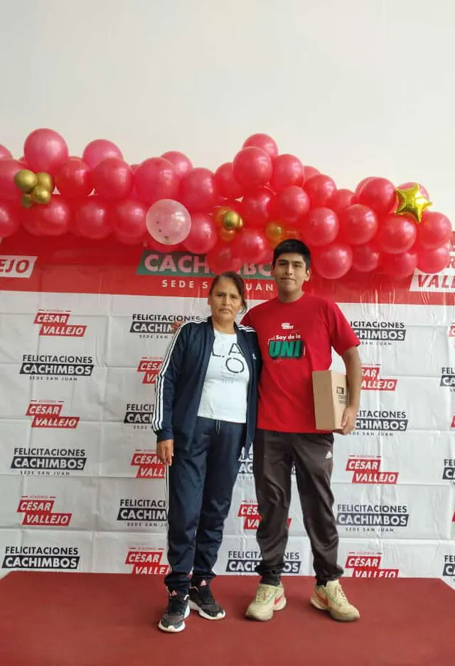  Leonardo Lara junto a su madre, quien le brindó un apoyo incondicional durante su trayectoria educativa. Foto: Cortesía Academia César Vallejo.   