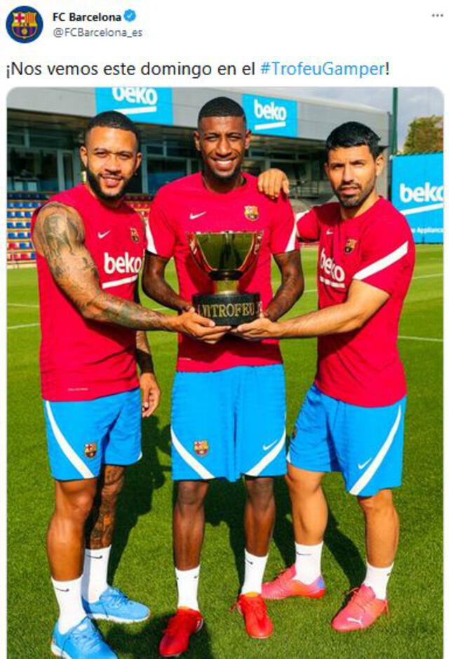 Depay, Emerson y Agüero posando con el trofeo Joan Gamper